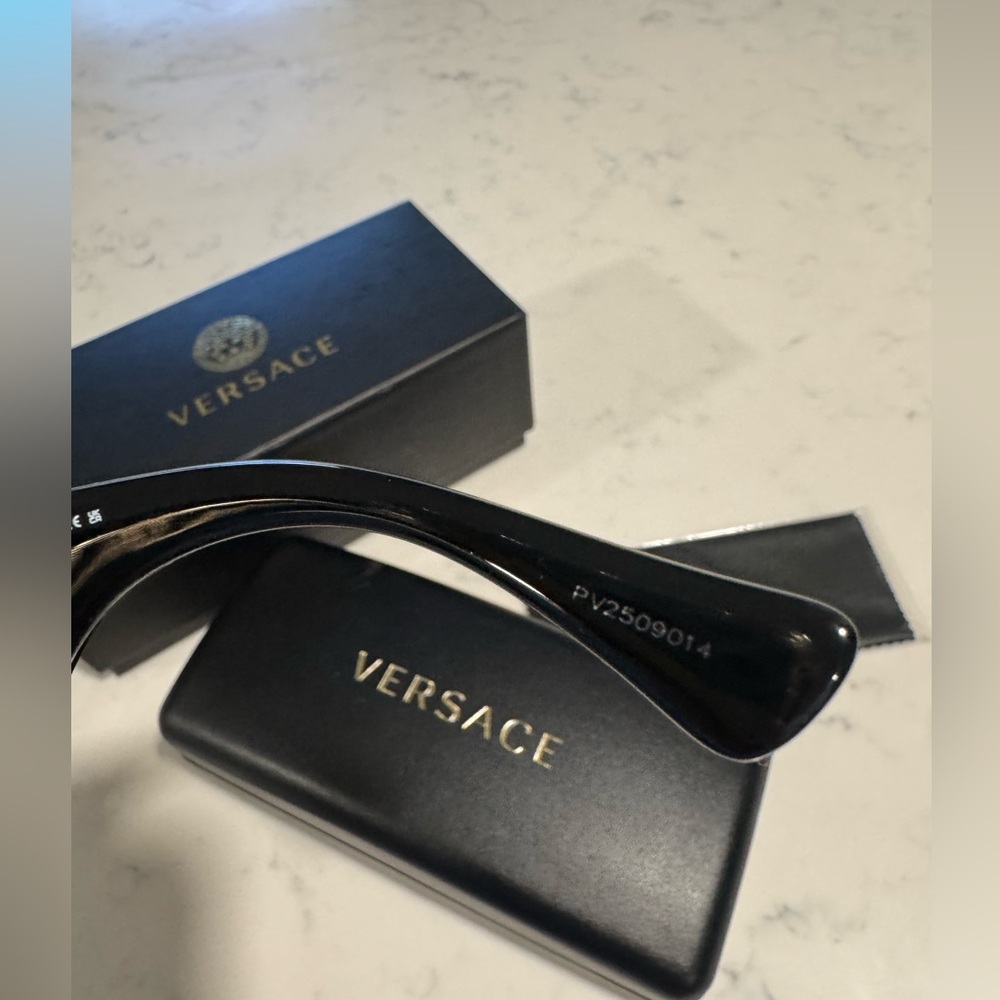 ONE DAY SALE✨
SALE✨Versace Black and Gold Sunglasses Modern Design - Picture 9 of 16
